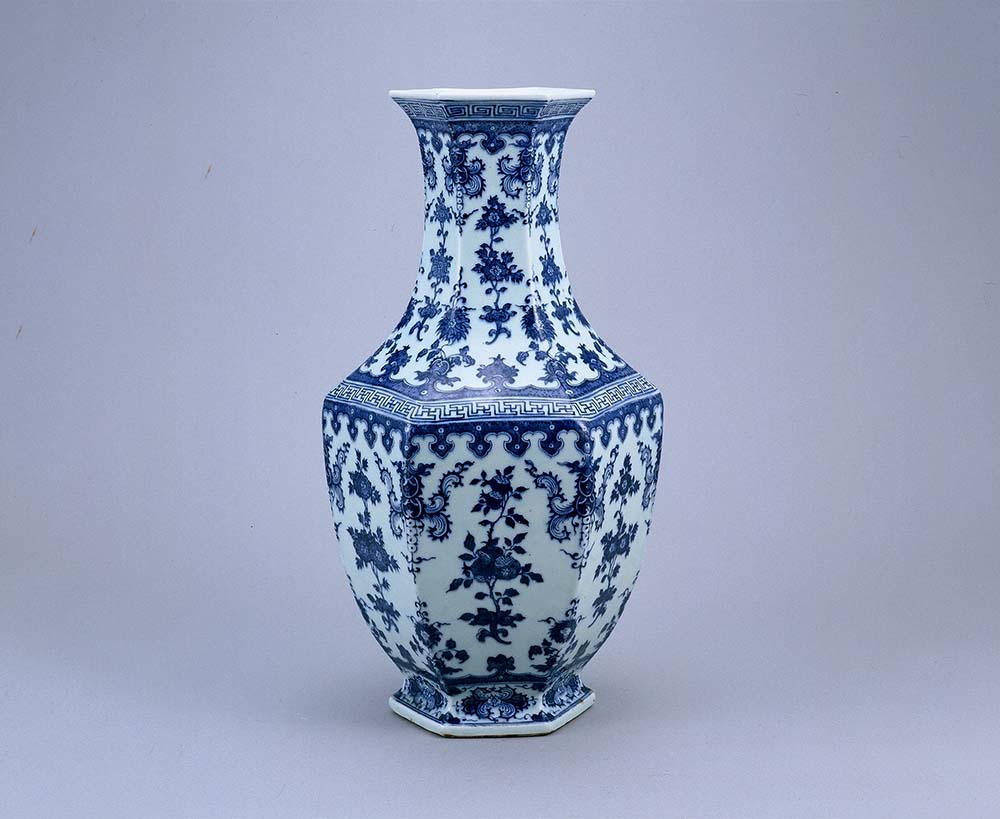 景德镇窑青花花卉纹六角瓶- 华侨博物院-全面、系统展示华侨华人历史的 