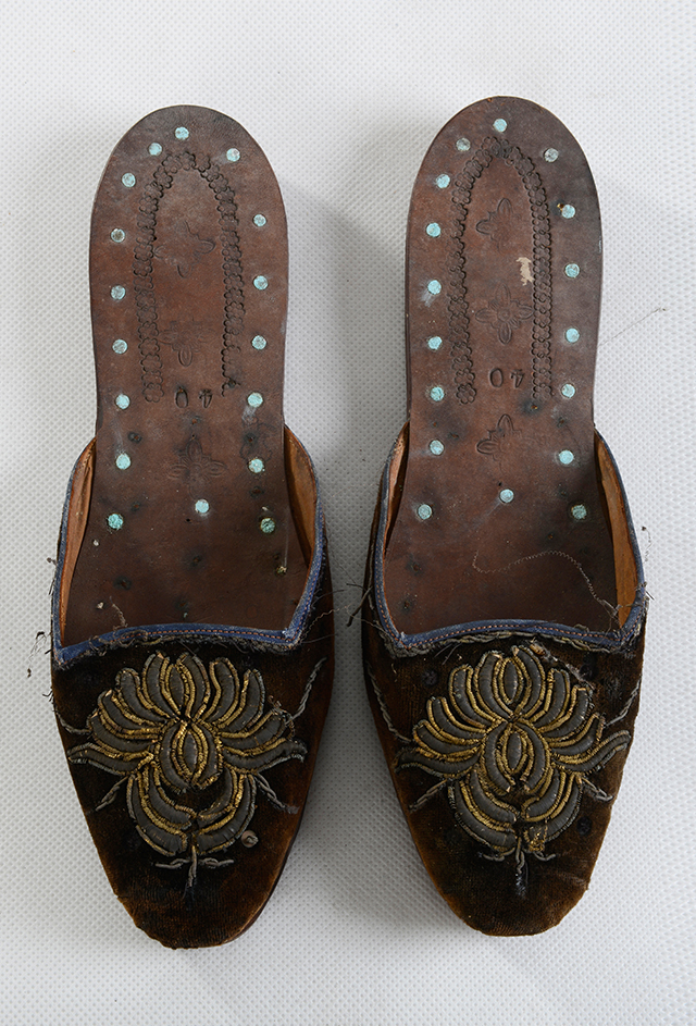 20世纪50年代马来西亚古式侨生黑绒面金线锈花拖鞋